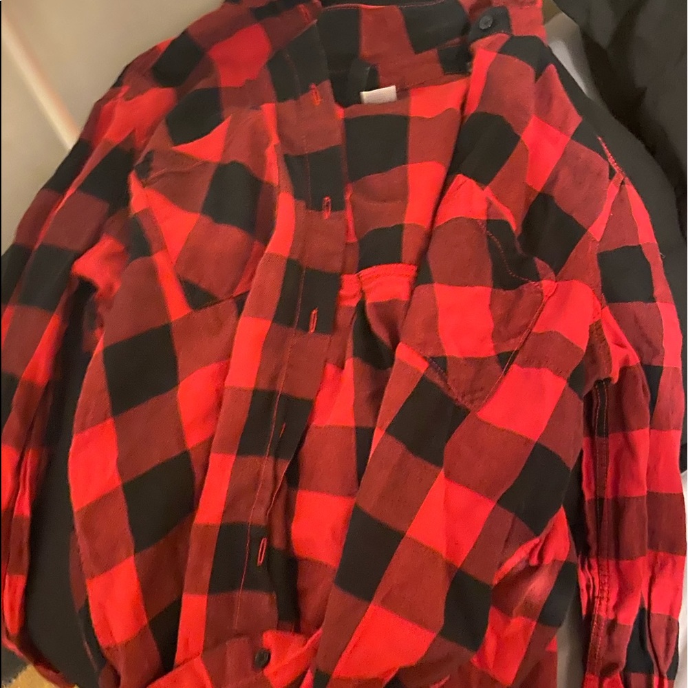 black & red checkered women’s flannel